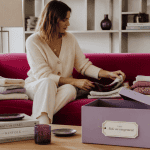 aide rangement maison salon femme trie vêtements