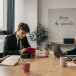 Lycéen en stage de seconde prenant des notes en entreprise