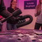Activité de groupe originale : mains, matraque mousse et équipe qui rit