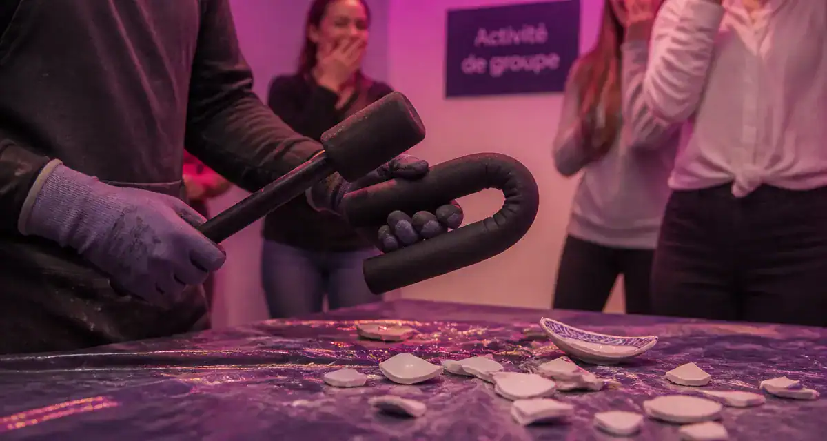 Activité de groupe originale : mains, matraque mousse et équipe qui rit