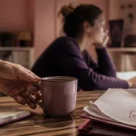 Comment aider une personne en burn out : une main bienveillante soutient une collègue épuisée