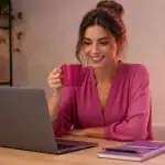 femme répondant à un sondage remunéré sur ordinateur