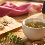Bienfait du thym en tisane : tasse fumante de tisane au thym, respirer et digérer léger