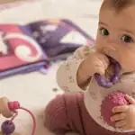 Jouet enfant 6 mois : bébé avec hochet et balle texturée