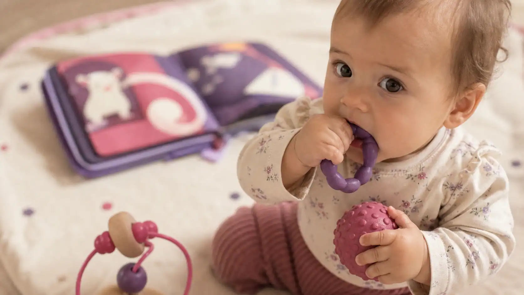 Jouet enfant 6 mois : bébé avec hochet et balle texturée
