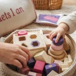 Jouets pour bebe 1 an : bébé saisit des cubes et une boîte à formes en bois