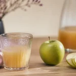 Jus de pommes bienfaits : verre de jus et pomme verte