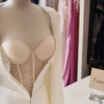 Lingerie mariage : bustier et robe de mariée, Bretelles visibles, maintien et coutures