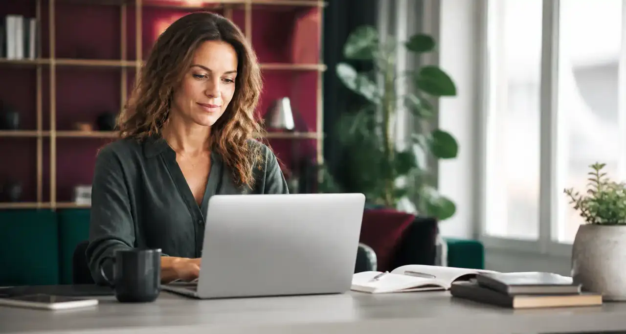 Femme active et confiante travaillant dans un espace lumineux et moderne