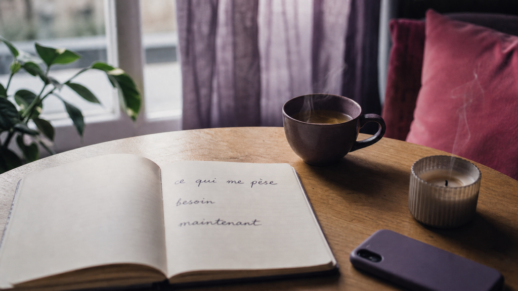 Prendre soin de soi simplement : carnet, thé et répit de 5 minutes