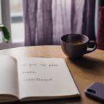 Prendre soin de soi simplement : carnet, thé et répit de 5 minutes