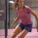 Tenue padel femme : short avec cuissard intégré et raquette
