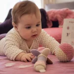 bebe 5 mois sur tapis de jeu, repères au quotidien