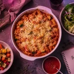 Repas pas cher pour 12 personnes : gratin de pâtes tomate, légumes et fromage