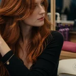 roux cheveux : mèche cuivrée sur peigne noir, soins couleur violet