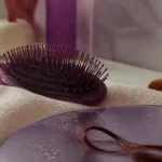 Est ce que les pellicules grattent ? pellicules blanches sur brosse et serviette