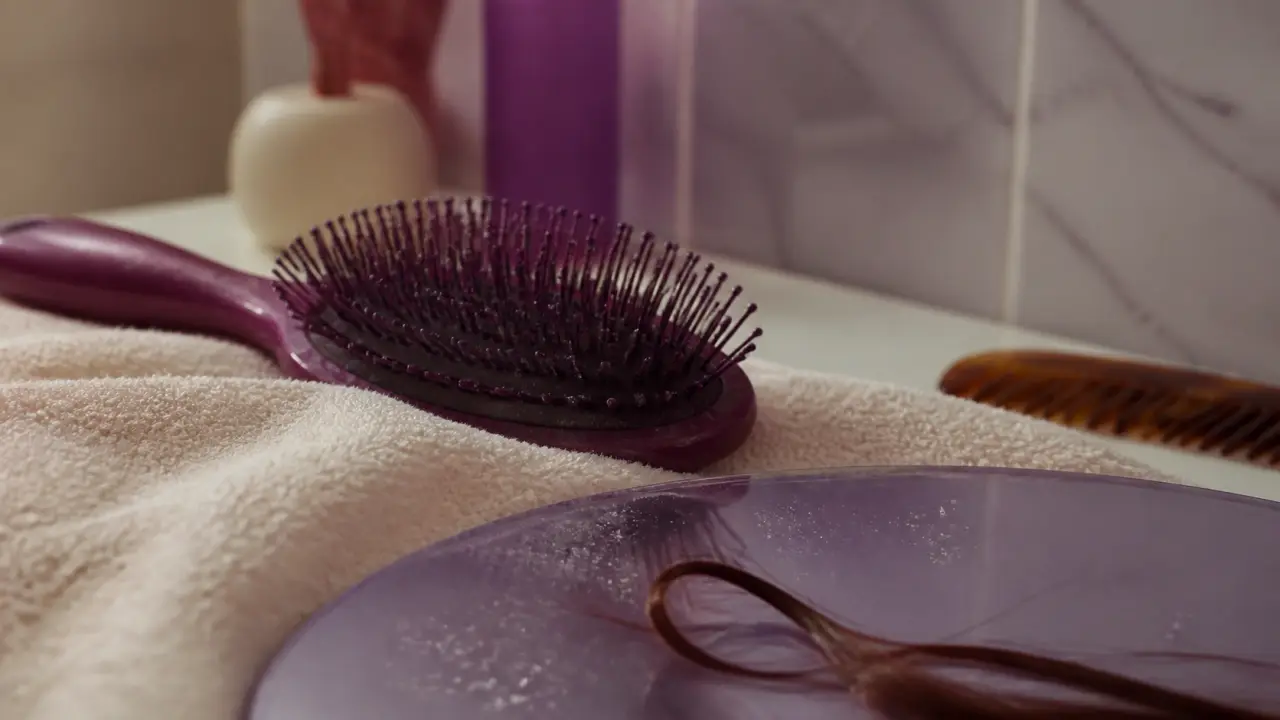 Est ce que les pellicules grattent ? pellicules blanches sur brosse et serviette